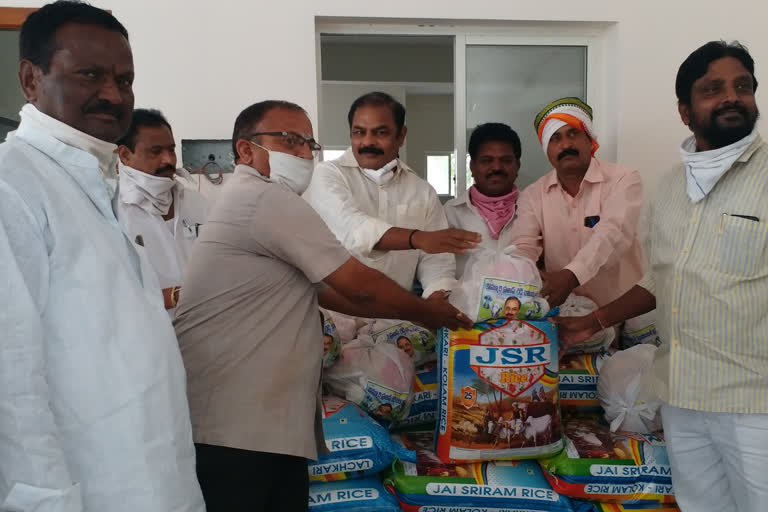 congress leader kommuri pratap reddy groceries distribution to journalists in jangaon district