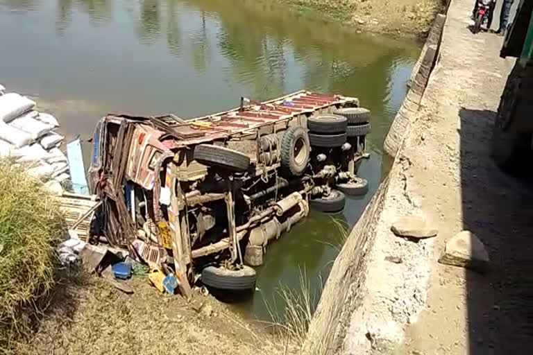 government-wheat-loaded-truck-fell-into-the-river-in-patharia-damoh