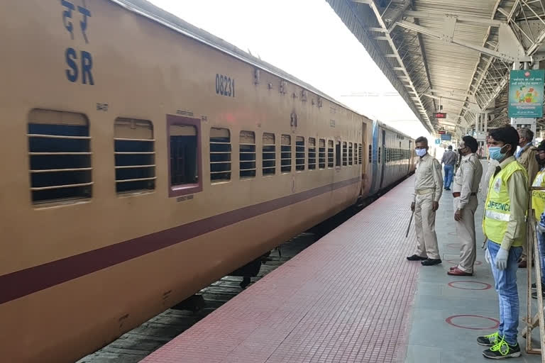 railway station, रेलवे स्टेशन