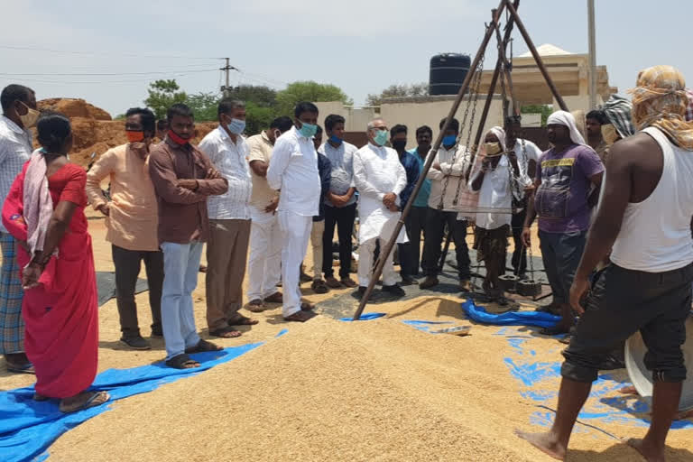 siddipet district bjp precident narotham reddy visit paddy purchase centers in district