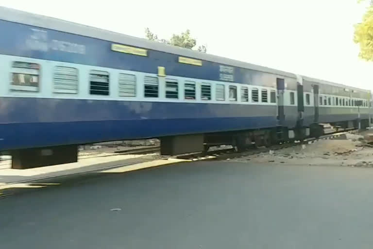 labor special train for UP, labor special train from jaipur, उत्तर प्रदेश के मजदूरों के लिए ट्रेन, मजदूरों के लिए स्पेशल ट्रेन