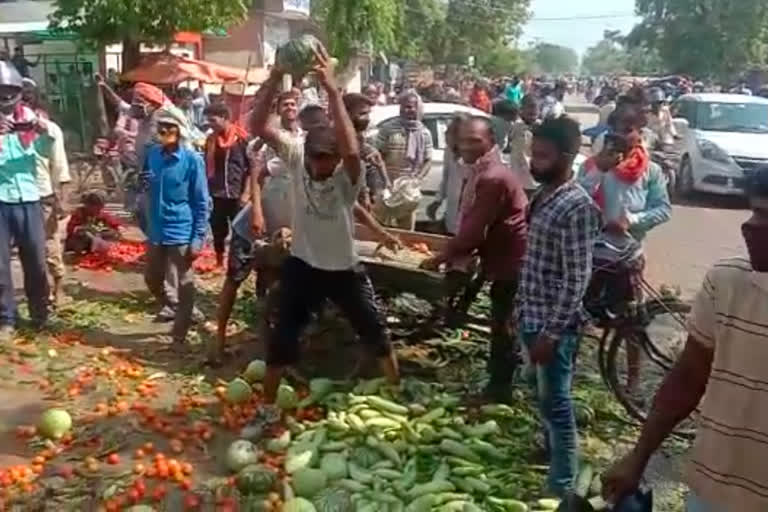 व्यापारियों ने अपनी सब्जियां सड़क पर फेंककर विरोध जताया