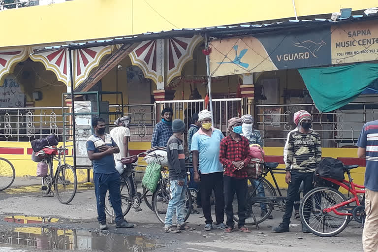 Laborers are going to Odisha by bicycle in raisen