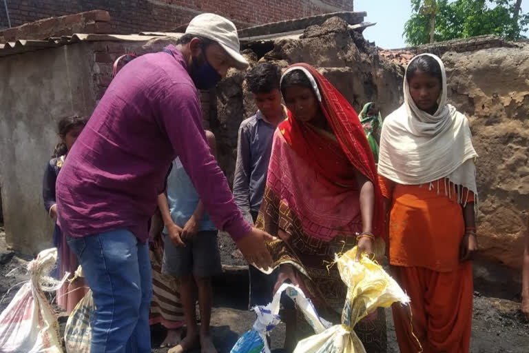 लोगों ने की जरूरतमंदों की मदद