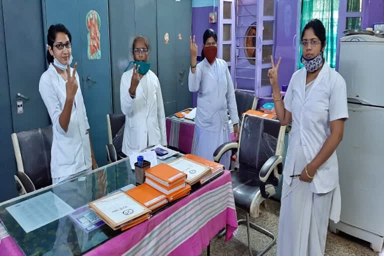 26-staff-nurses-of-dongargaon-in-rajnandgaon-district-are-serving-the-people-non-stop