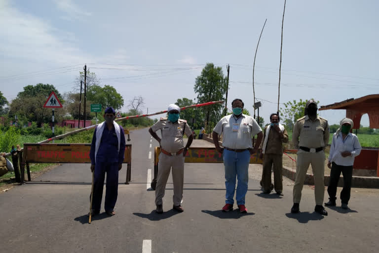 Police alert at checking point located on Jabalpur border in narsingpur