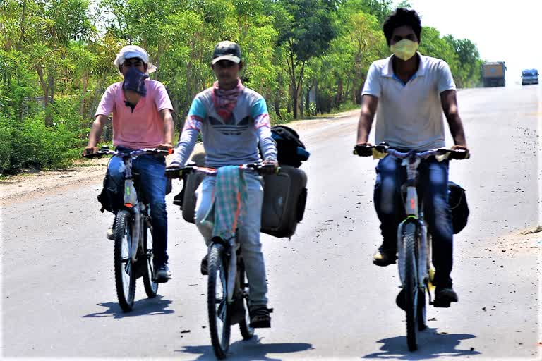 migrants-going-their-village-on-bicycle