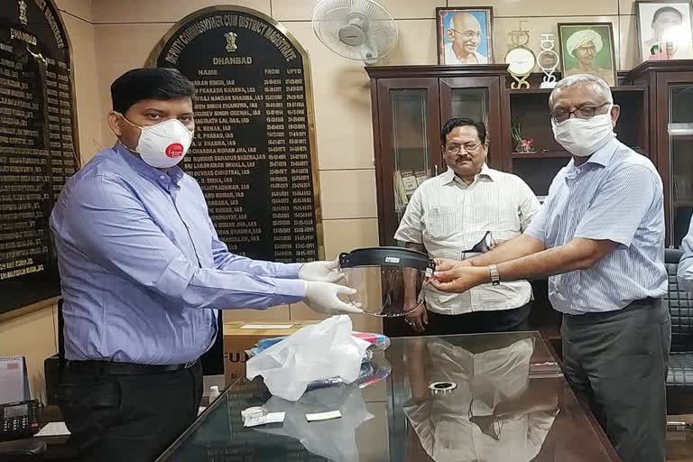 Social workers handed over 100 face shield to DC Amit Kumar in dhanbad