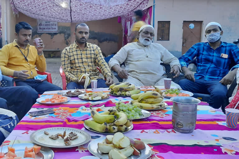 पत्रकारों को मानव सेवा समिति ने रोजा इफ्तार कराकर किया सम्मानित