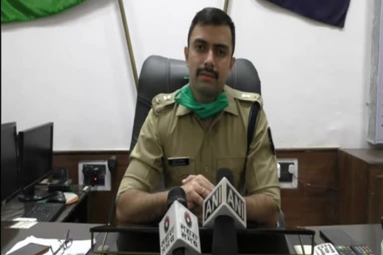 Liquor mafia  Assistant Sub-Inspector  Anurag Sujania, SP Tikamgarh  ഉത്തർപ്രദേശ്  മദ്യ മാഫിയ