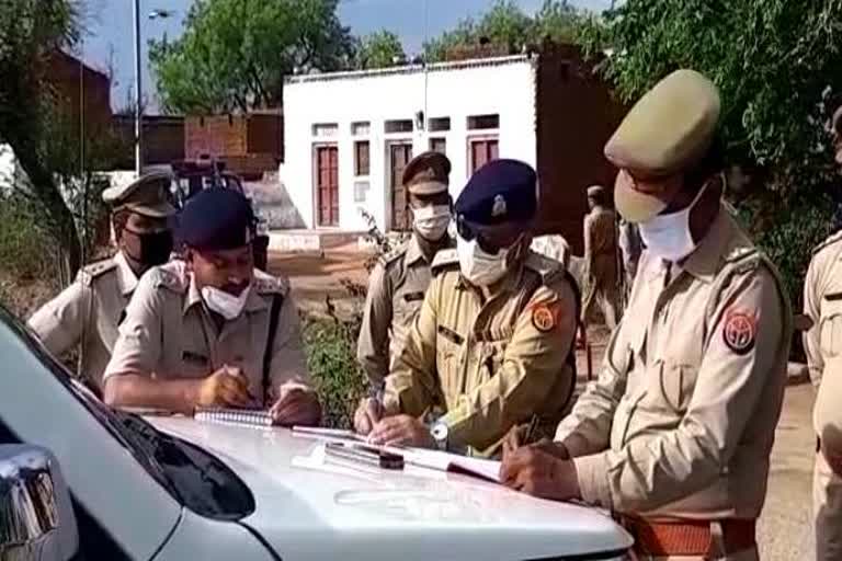 मामले की तहकीकात करती पुलिस.