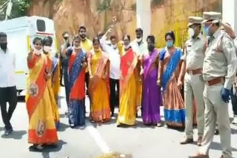 telugu mahila protest in vizag against wine shops