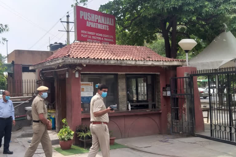 tight police security at pushpanjali apartment at dwarka