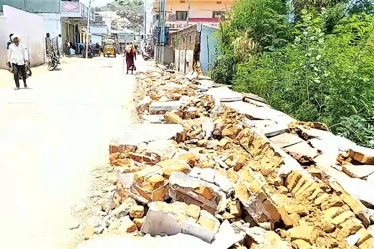 school-wall-collapsed-at-devarakonda