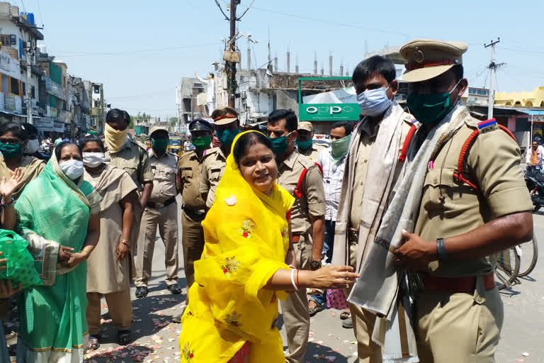 women honoring police in kumurambheem asifabad district