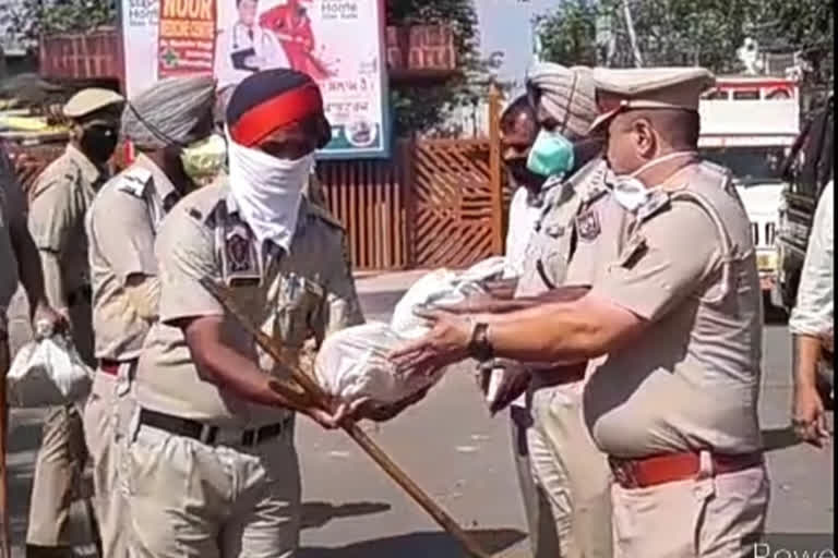 Packets of fruits distributed to policeman by Sabzi Mandi Association