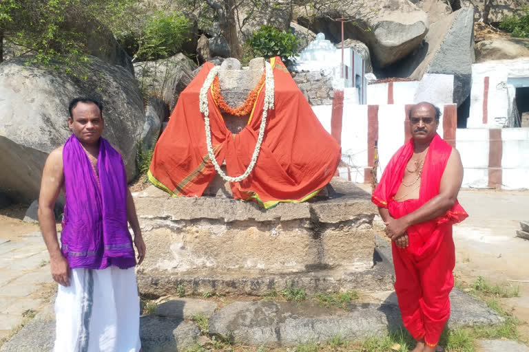 Gangavathi worship of Srinivasa Tirtha in Navadvandavana