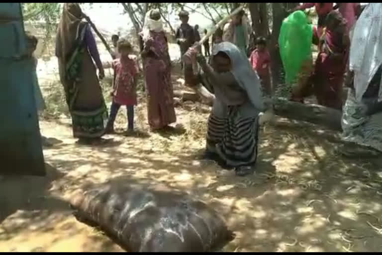 women protested against people selling illegal liquor in gwalior