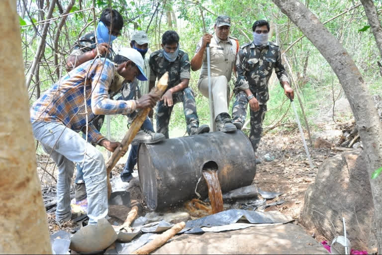 excise police caught cheap liquor in prakasam disrict