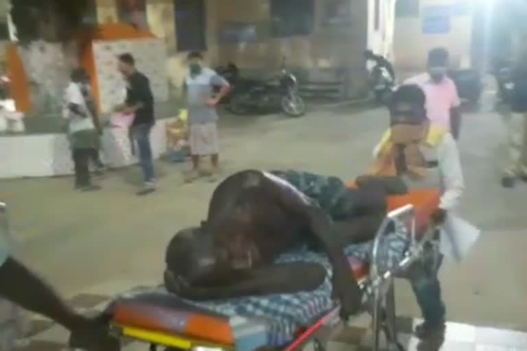 sambalpur latest news, old man hit by police, old farmer beaten by police, arrogence of police, lockdown, ସମ୍ବଲପୁର ଲାଟେଷ୍ଟ ନ୍ୟୁଜ୍‌, ସମ୍ବଲପୁରରେ ବୃଦ୍ଧଙ୍କୁ ପୋଲିସର ମାଡ, ବୃଦ୍ଧ ଚାଷୀଙ୍କୁ ପୋଲିସର ମାଡ, ପୋଲିସର ଜୁଲମ, ଲକଡାଉନ