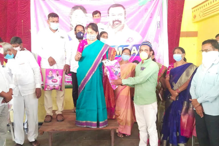 mla sunitha mahender reddy distributed ramzan topha in yadadri bhuvanagiri district