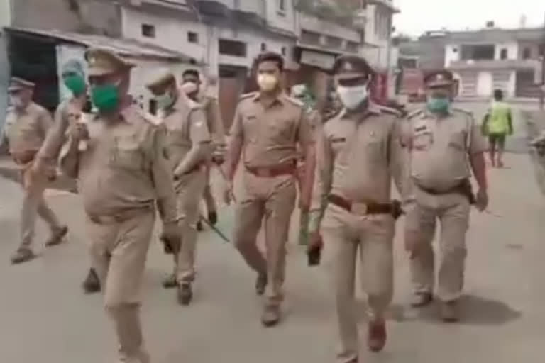 पुलिस ने किया फ्लैग मार्च