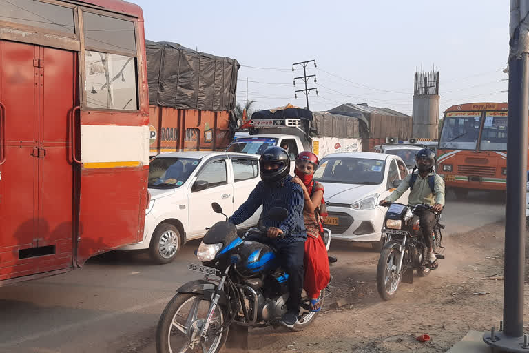 3 km long traffic jam on NH-58 due to migrant laborers being sent from Ghaziabad