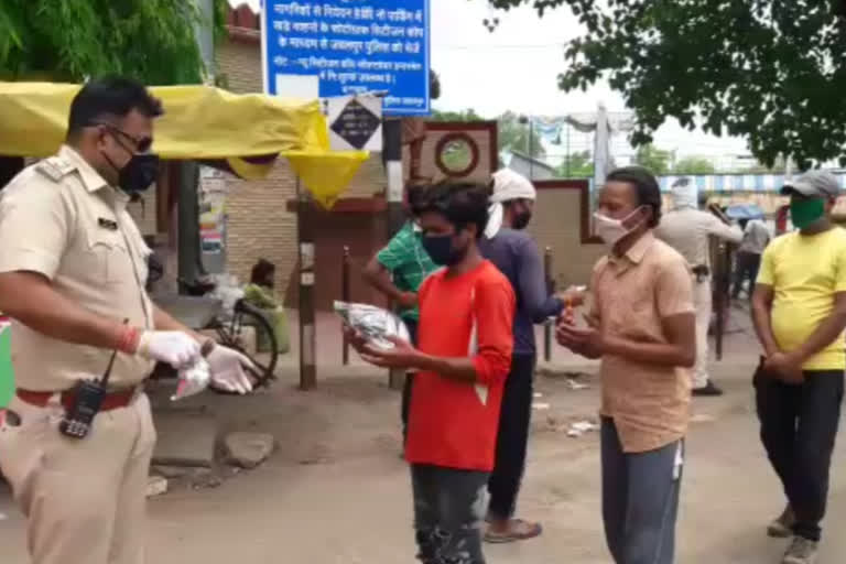 police station in-charge distributed slippers to the poor