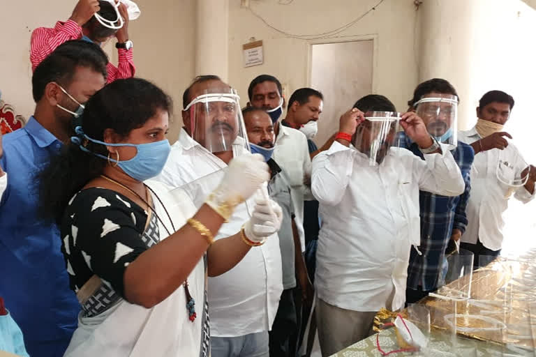 minister gangula kamalakar distributed face shieds to barbers in karimnagar