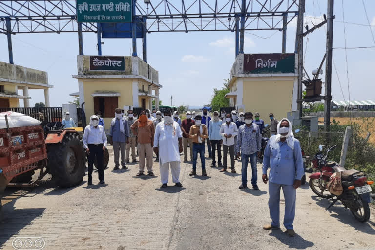 Meeting of SDM LK Khare and Kisan Mazdoor Federation in raisen