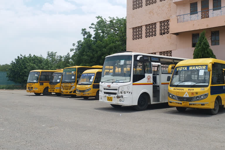 migrant laborers are being dropped at railway station by buses in faridabad