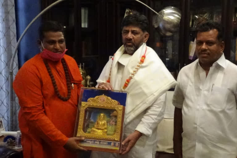 Prasanna Nandapuri Mahaswamiji visited DK Shivakumar House