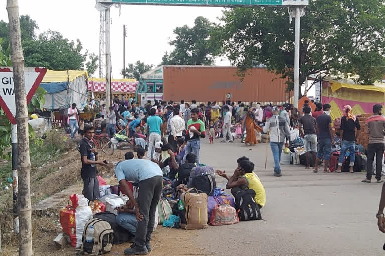 labours gathered in bagnadi Maharashtra border