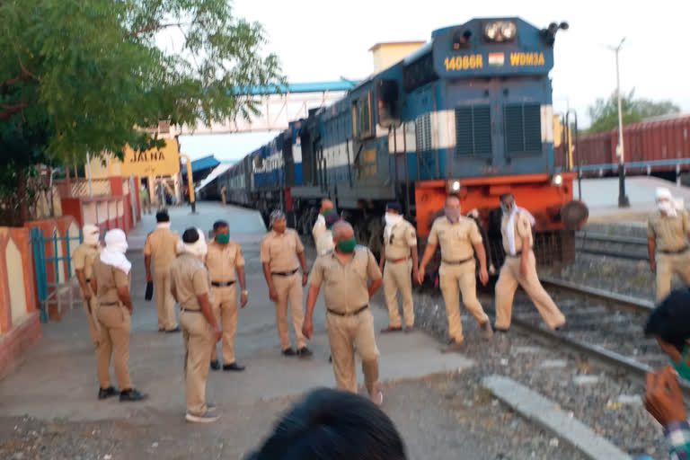 shramik railway  shramik railway from jalna  shramik railway jalna to UP  shramik railway for UP  migrant stranded in jalna  जालन्यात अडकलेले परप्रांतीय  जालना ते उत्तरप्रदेश श्रमिक रेल्वे