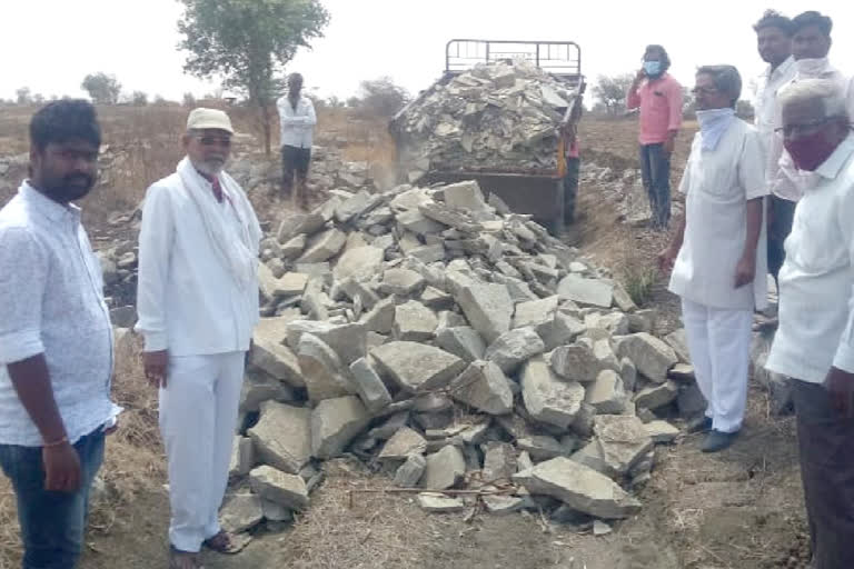 The farmers built the road in Sedam