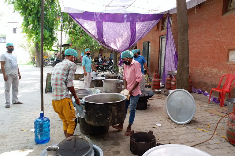 कम्युनिटी किचन में खाना तैयार करते रसोईए