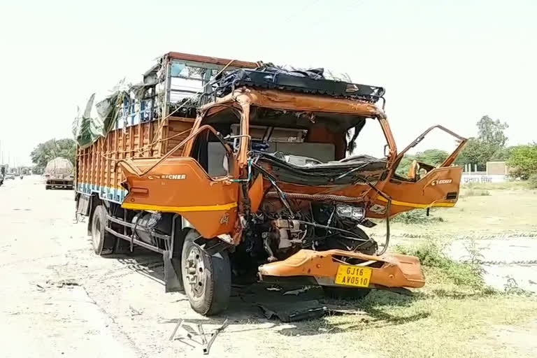 two died and 60 injured due to high speed dcm collided with a truck in kanpur dehat