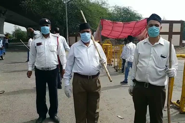 During lockdown RSS volunteers helping traffic police in Keshavpur mandi