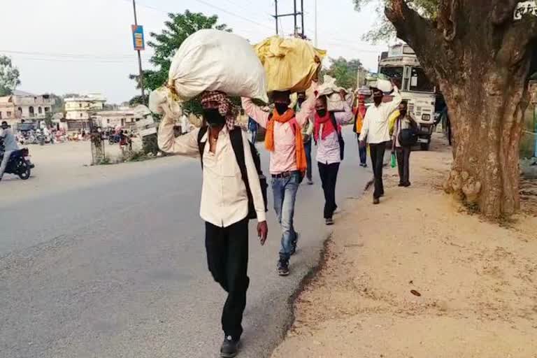 Migrant laborers of Jharkhand, news of migrant laborers of Jharkhand, migrant laborers in garhwa, झारखंड के प्रवासी मजदूर, झारखंड के प्रवासी मजदूरों की खबर, श्रमिक स्पेशल ट्रेन से झारखंड पहुंच रहे मजदूर