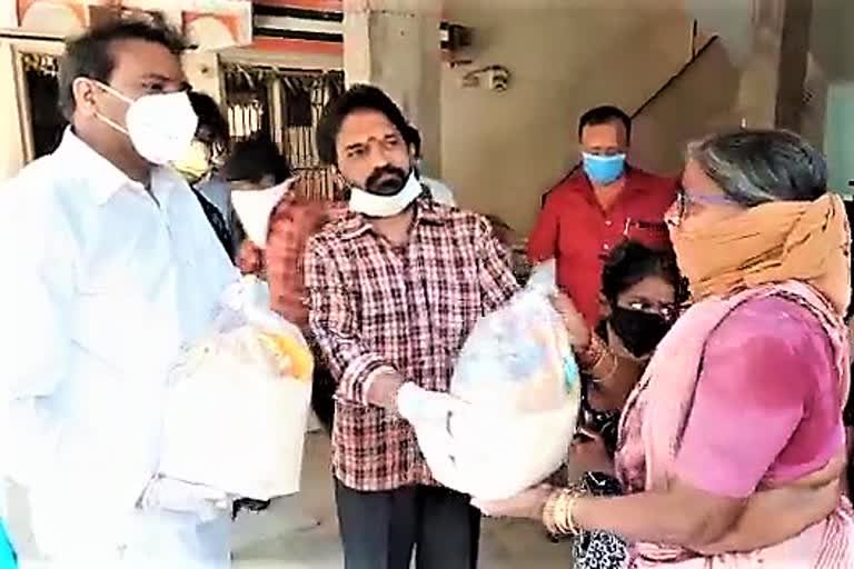 grocery-distribution-for-middle-class-people-at-patabasthi