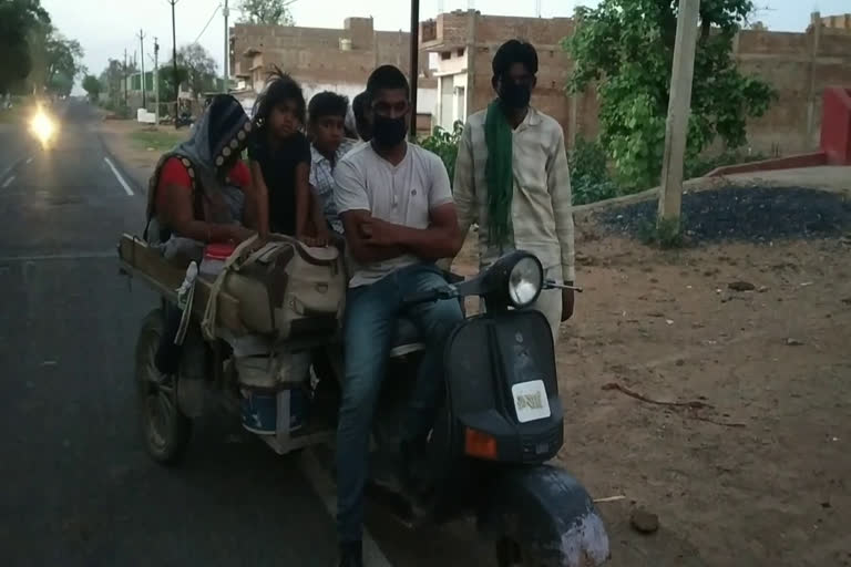 nine-family-member-reached-chhatarpur-from-agra-on-a-scooter