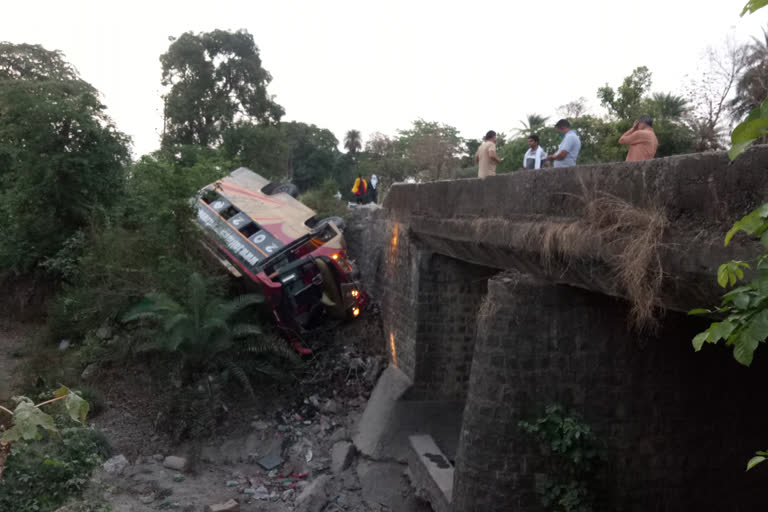 The bus carrying the workers overturned