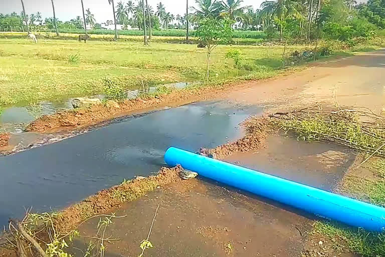 மீன் பிடிக்க ஏரியிலிருந்து வெளியேற்றப்படும் நீர்மீன் பிடிக்க ஏரியிலிருந்து வெளியேற்றப்படும் நீர்