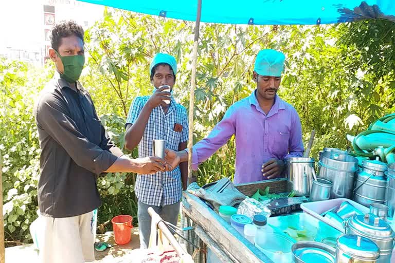 கரோனா பாதுகாவலர்களுக்கு இலவசமாக கற்றாழை ஜூஸ் வழங்கிய வியாபாரி