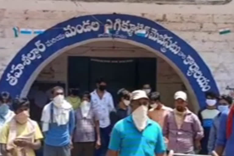 maigrants protest at tadepalligudem MRO offie