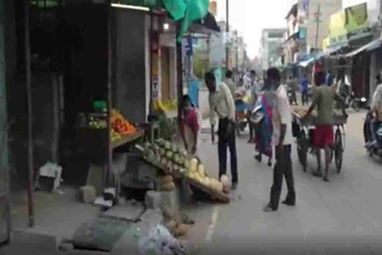 Tamil Nadu officer draws flak for overturning carts, later apologises