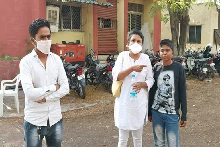 COVID-19  coronavirus  corona warriors  CIDCO MIDC police  locals threaten corona warrior  nurse threaten in Mumbai  செவிலியர்  கரோனா பணி செய்த செவிலியருக்கு எதிர்ப்பு  கோவிட்-19 பெருந்தொற்று  வீட்டை காலி செய்ய வற்புறுத்தல்  கரோனா பாதிப்பு, கோவிட்-19  வீட்டை காலி செய்  செவிலியருக்கு மிரட்டல்