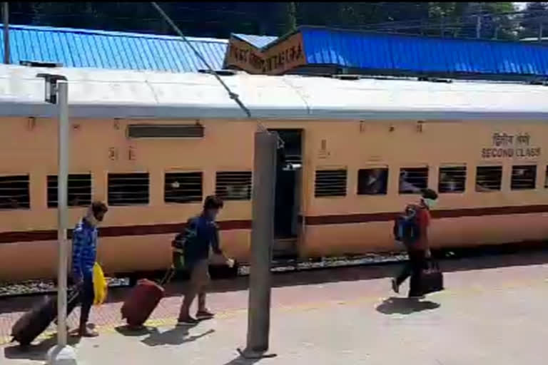 First passenger train from Delhi arrives at Chhattisgarh