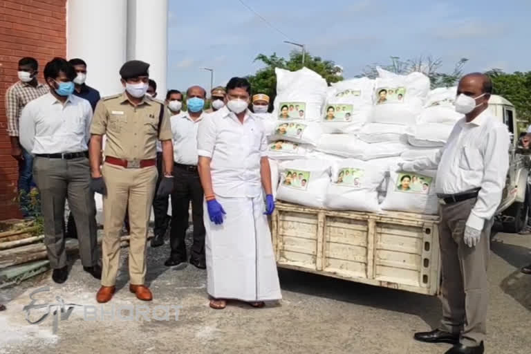 பொதுமக்களுக்குத் தேசையான நிவாரண பொருள்களை ஏற்பாடு செய்த அமைச்சர் எம்.சி.சம்பத்