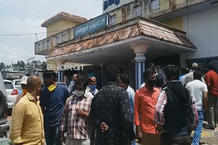 government officials threatening vendors in nilgiris